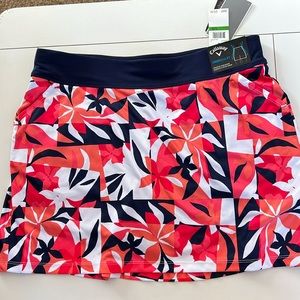 NWT Callaway TRUEsculpt golf skirt, size L.  Navy/white/multi. Front pockets.